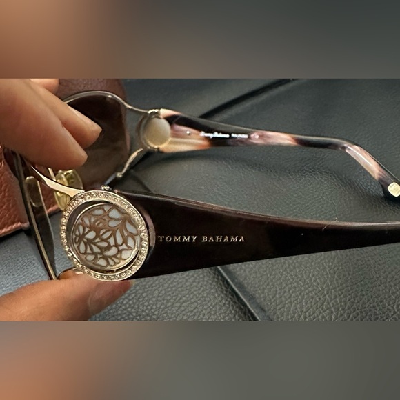 Tommy Bahama Women’s Sunglasses - Picture 3 of 5